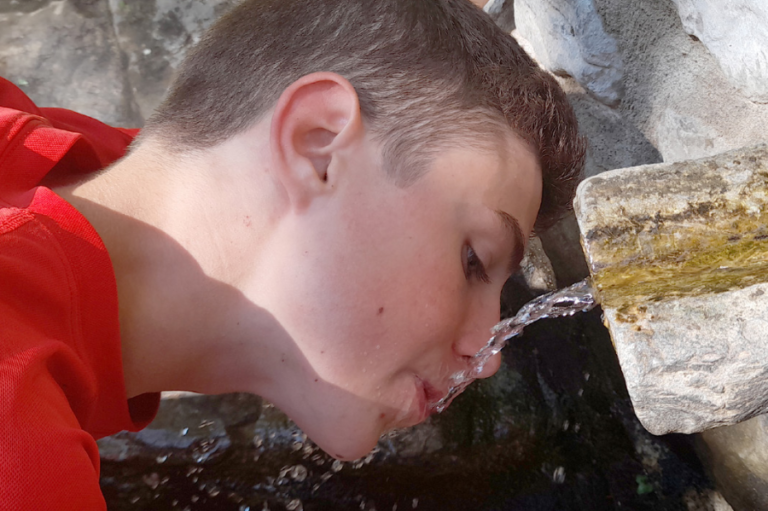 ¿Si tu cuerpo es 70% agua por qué te repones con agua contaminada?